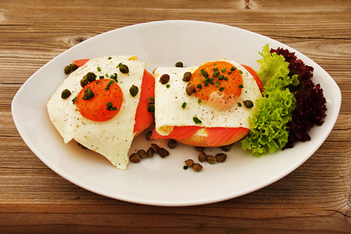 Spiegelei und Lachs